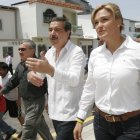 Cynthia Viteri y Jaime Nebot durante un recorrido político en Guayaquil, hace algunos años.