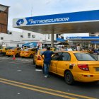 Los taxistas el 1 de octubre de 2026 tuvieron que recorrer gasolineras de Guayaquil buscando gas.