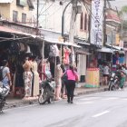 Teodoro Maldonado Carbo. Los maniquíes y productos de los negocios ocupan parte de las aceras en los alrededores del hospital.