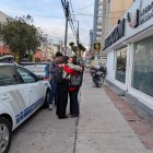 Allegados de Ola Bini en los exteriores de Migración, en Quito, la tarde de este jueves 1 de octubre.