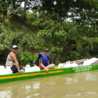 La asistencia humanitaria fue trasladada por vía fluvial hasta comunidades afectadas por las intensas lluvias en distintos sectores de Esmeraldas.