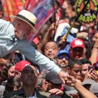 El presidente de Brasil y candidato a la reelección, Luiz Inácio Lula da Silva, saludando a sus simpatizantes.