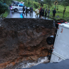El colapso de la calzada obligó al cierre total de la vía San Bernabé-Los Bancos, mientras las autoridades coordinan desvíos para los conductores.