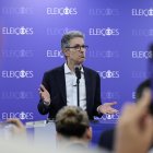 El candidato a la Presidencia de Brasil, Romeu Zema, habla en una rueda de prensa luego que la cadena Globo cancelara el debate en Rio de Janeiro (Brasil).