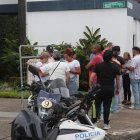 Simpatizantes de Aquiles Álvarez se reunieron en los exteriores de la clínica Alcívar, en el sur de Guayaquil, la tarde de este viernes 2 de octubre.