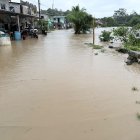 En Muisne, debido a las fuertes lluvias, el río Salima se desbordó y provocó inundaciones en la cabecera parroquial de Salima.