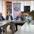 Representantes del Consejo Consultivo de Ingenierías y Economía en rueda de prensa sobre el riesgo de apagones por el estiaje, en Quito.