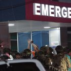 El alcalde de Guayaquil, Aquiles Álvarez, ingresando a la clínica Alcívar la noche de este viernes 2 de octubre.