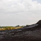 Héctor Valero está de pie sobre un montículo de residuos de petróleo crudo, mientras recoge una muestra en el estado Zulia, Venezuela, el 19 de septiembre de 2026.