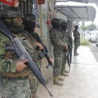 Integrantes de las Fuerzas Armadas durante un operativo en el noroeste de Guayaquil. Las extorsiones se han tomado diversas cooperativas de esta zona de la urbe porteña.