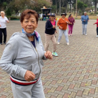 Marianita de Medina, de 84 años, acude de martes a jueves, desde las 07:00 hasta las 08:00, al Parque Inglés, en Quito, para practicar taichí, yoga, aeróbicos y zumba.