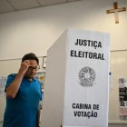 Un hombre hace un gesto antes de emitir su voto durante las elecciones presidenciales en un centro de votación en São Paulo, Brasil, este domingo 4 de octubre de 2026.