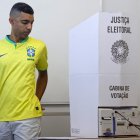 Un votante que lleva la camiseta de la selección nacional de fútbol de Brasil sufraga en un centro electoral en Brasilia, este domingo 4 de octubre de 2026.