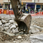 Los trabajos de reconstrucción de la calzada en la calle Clemente Ballén se realizan junto al Mercado Central.