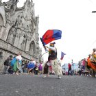 Cientos de personas participan en los distintos desfiles que recorren las principales calles de la ciudad durante las Fiestas de Quito.