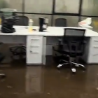 Captura de un video que muestra la sala de coordinación de Quitopía inundada.