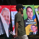 Carteles de los candidatos Luiz Inácio Lula da Silva y Flávio Bolsonaro se venden en calles de la capital Brasilia.