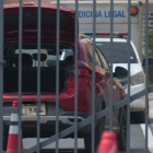 En este vehículo se movilizaba la víctima del sicariato cometido al ingreso de una urbanización en Chongón.