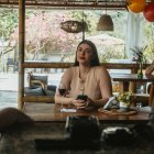 Alberto Pablo Rivera y Camila Valencia protagonizan De Cabeza, un cortometraje ecuatoriano ambientado en la costa del país.