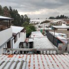 Sectores del Valle de Los Chillos quedaron cubiertos de granizo tras una intensa tormenta que también provocó acumulaciones de agua.