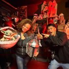 Más de 60 personajes de Star Wars forman parte de esta experiencia que transporta a los visitantes a una galaxia muy lejana.