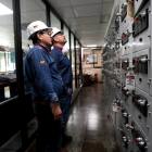 Técnicos de Petroecuador analizan el sistema tras el incendio.
