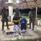 En Daule, militares detuvieron a dos hombres y hallaron armas en finca ligada al CJNG.