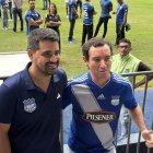 José David Jiménez (i) junto a los hinchas en el estadio George Capwell, previo a un partido de Emelec.