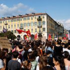 Estudiantes de secundaria y miembros de sindicatos franceses marchan por las condiciones educativas en Niza, Francia, el 6 de octubre de 2026.