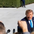 El presidente de EE.UU., Donald J. Trump, habla con los medios de comunicación mientras el 5 de octubre de 2026.