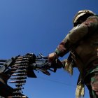 Un soldado de Yemen tras una ametralladora en la parte trasera de un vehículo durante una patrulla contra los hutíes en Saná.