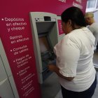 Una persona usa cajero automático en la ciudad de Guayaquil.