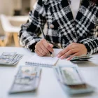 El décimo tercer sueldo podría llegar desde noviembre a trabajadores de empresas privadas que decidan adelantar el pago.