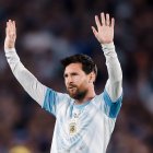 Lionel Messi de Argentina saluda, previo a un partido amistoso internacional entre Argentina y Benín en el estadio Monumental, en Buenos Aires (Argentina).