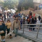 Turistas caminando por las calles de Cuenca.