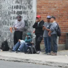 Un grupo de trabajadores con herramientas espera en una vereda. El INEC no publica cifras oficiales de empleo desde mayo y aplazó los datos de junio a octubre hasta el 22 de diciembre.
