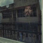 El poeta quiteño, junto a una ventana. Durante varios años, el rodaje se acercó a su intimidad, sus afectos y su manera de expresar el dolor.