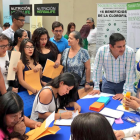 Decenas de jóvenes buscan empleo en una feria laboral.