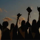 La oportunidad está dirigida a ecuatorianos o residentes en Ecuador que buscan continuar su formación profesional con un posgrado internacional