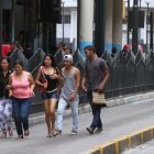 Una calle ancha invita a acelerar. Una acera inexistente obliga a caminar por la calzada. Un cruce lejano empuja a cruzar donde se puede. Una parada mal ubicada expone a quien espera el bus.