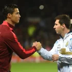 Lionel Messi enfrentando a Cristiano Ronaldo (i) en el duelo entre Argentina y  Portugal.