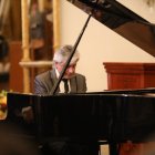 El músico lojano suma más de tres décadas de trayectoria y formación musical.