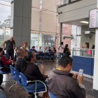 Contribuyentes esperan en la sala de atención del SRI en Guayaquil. La entidad recibe trámites relacionados con las obligaciones tributarias.