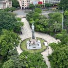 La Columna de los Próceres se levanta en el Parque Centenario como homenaje a los protagonistas de la independencia de Guayaquil.