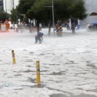 La granizada cubrió de hielo las calles de la avenida Colón, en el centro norte de Quito.