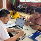 Una persona busca asesoramiento en técnicos del SRI.