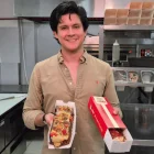 La propuesta busca una textura diferente a la de otras pizzas disponibles en el mercado, mientras que los bordes incorporan queso gratinado y un toque crujiente.
