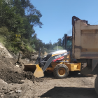 Maquinaria trabaja en la remoción de material y rehabilitación de una vía afectada en la provincia de Loja.
