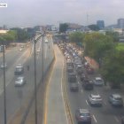 Alto flujo vehicular se registra en la avenida de las Américas, cerca del aeropuerto José Joaquín de Olmedo, en sentido hacia el centro de Guayaquil.