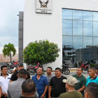 Los afectados se concentraron en Manta a la espera de la diligencia judicial, que fue aplazada.